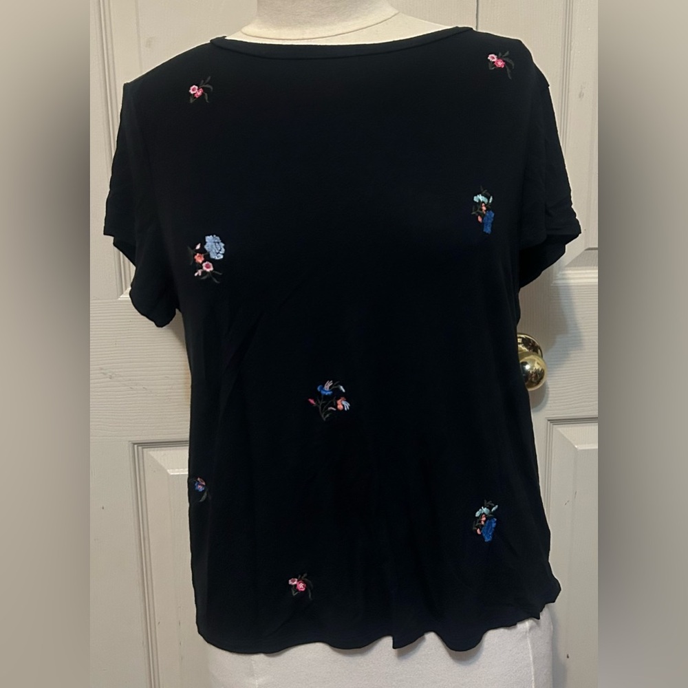 American Eagle Outfitters Black Floral Embroidered Tee X-Large